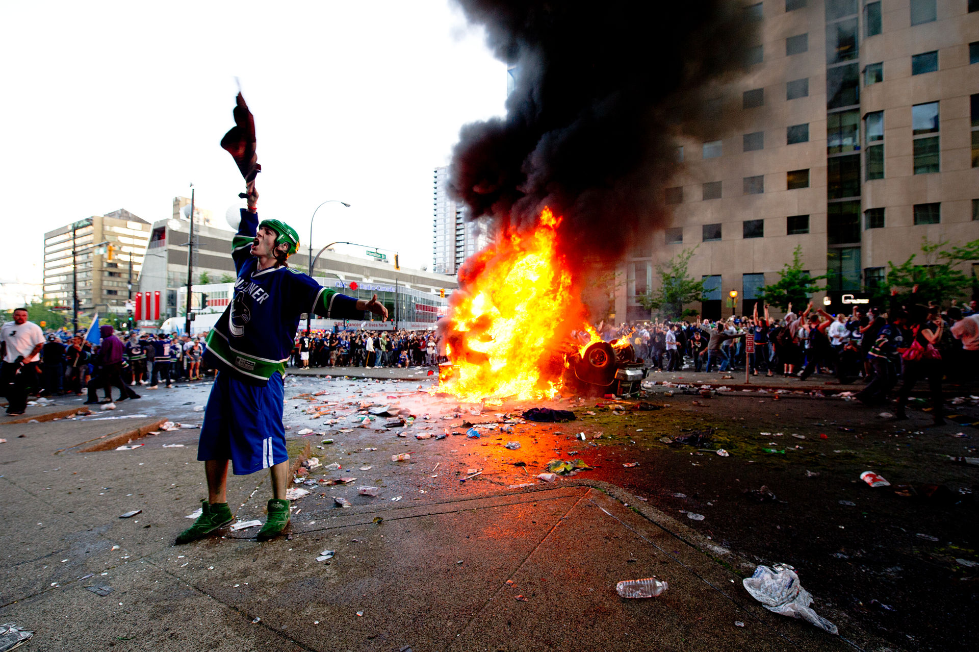 A rioter in downtown Vancouver on June 15, 2011. Image: Wikipedia