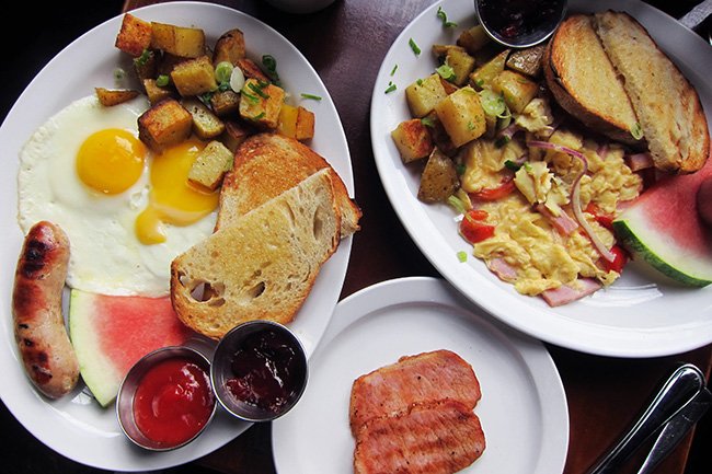 Brunch is served at the Alibi Room (Jess Fleming / Daily Hive)