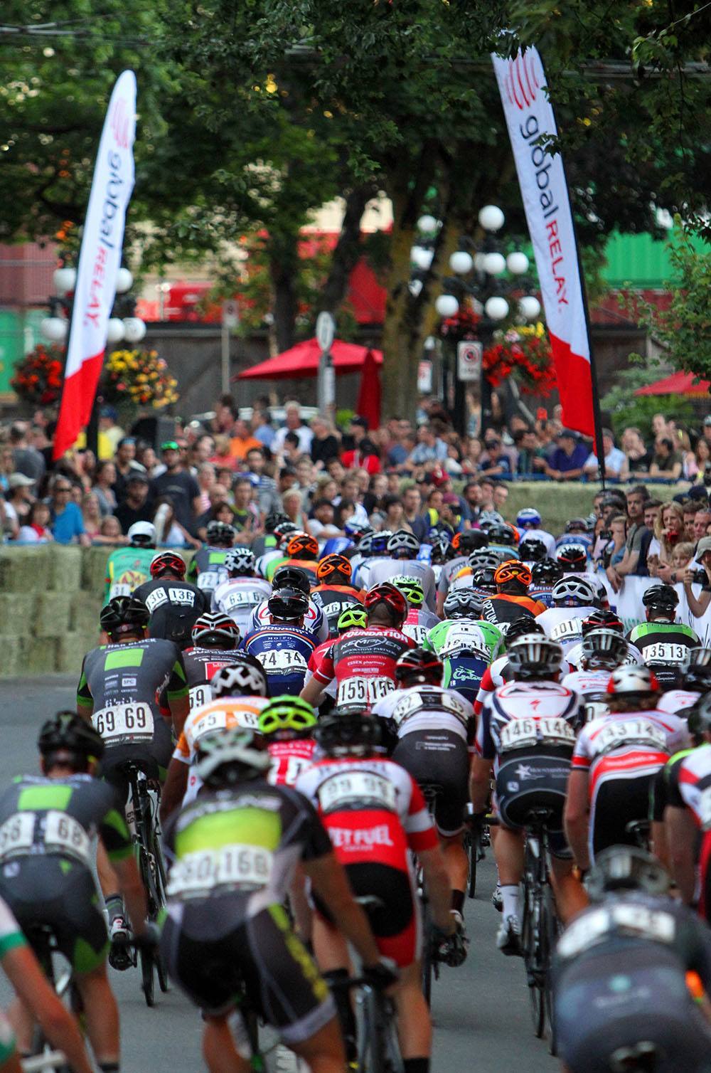 Riders go wheel-to-wheel in the Global Relay Gastown Grand Prix (Greg Descantes)