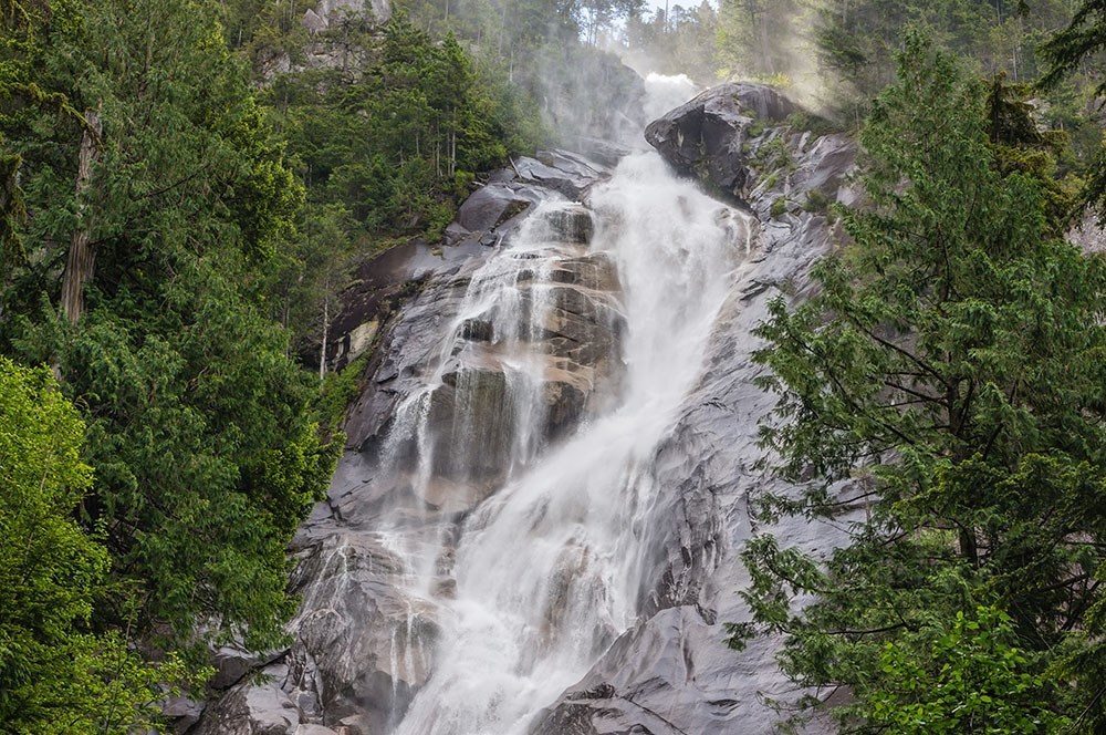 Shannon Falls near Squamish (Parkbus)