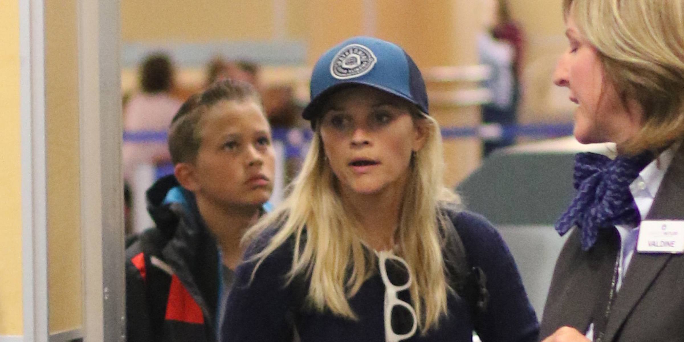 Spotted: Reese Witherspoon arrives at Vancouver airport (PHOTOS)