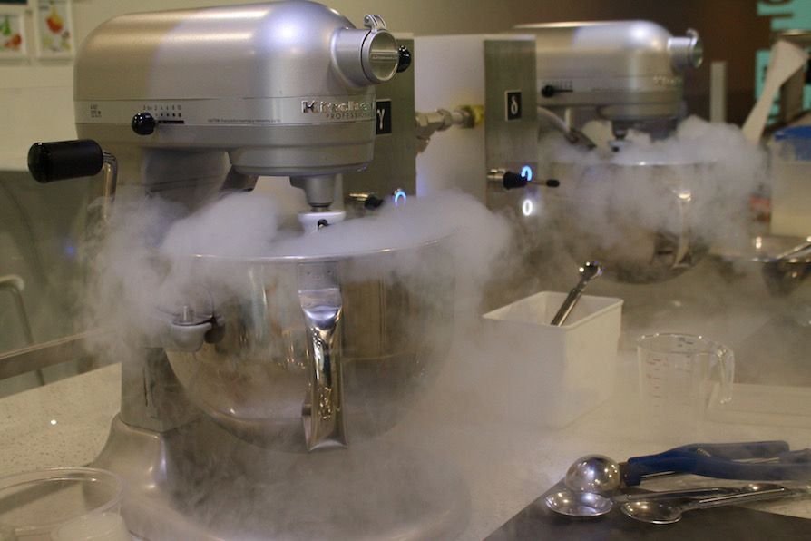 77k Freeze_liquid nitrogen in action