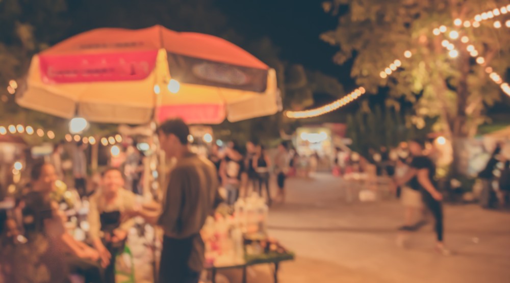 Summer night market (BLUR LIFE 1975/ Shutterstock)