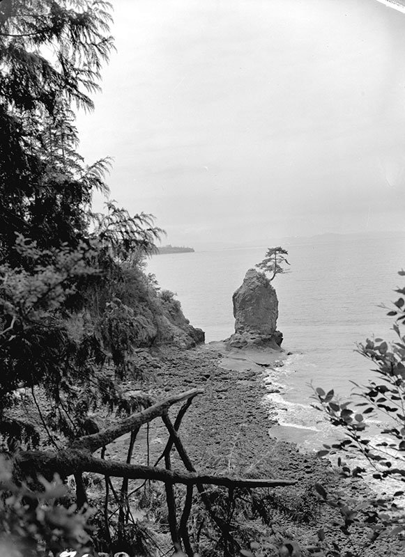 Douk Beach, 1940. Photo by Don Coltman, City of Vancouver Archives #586-460.