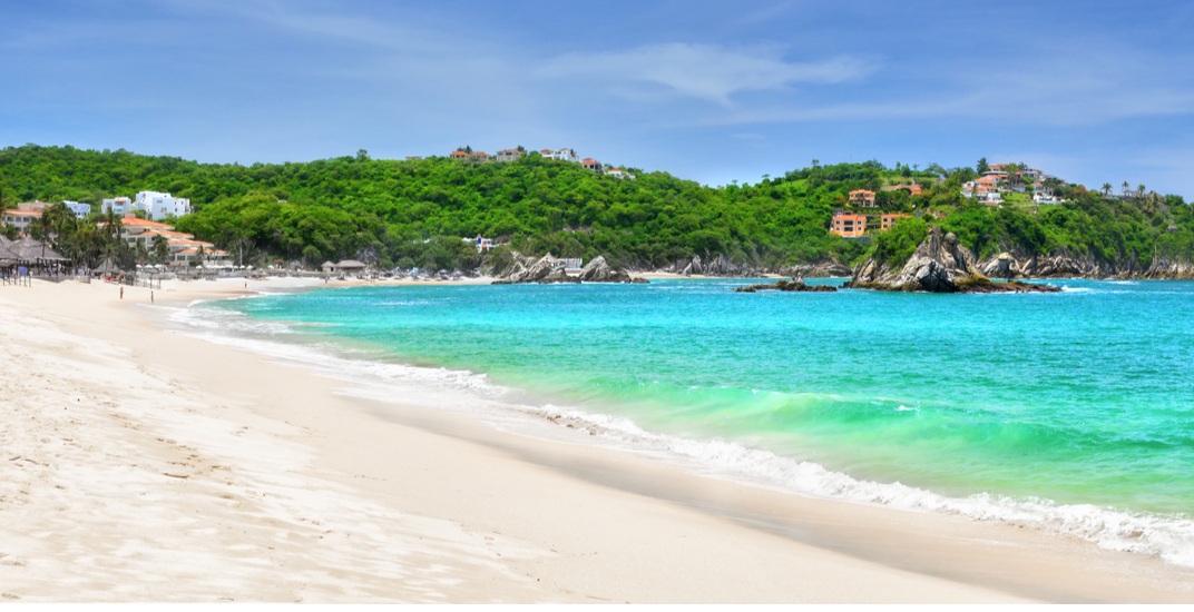 A beautiful beach in Huatulco, Mexico (soft_light/Shutterstock)