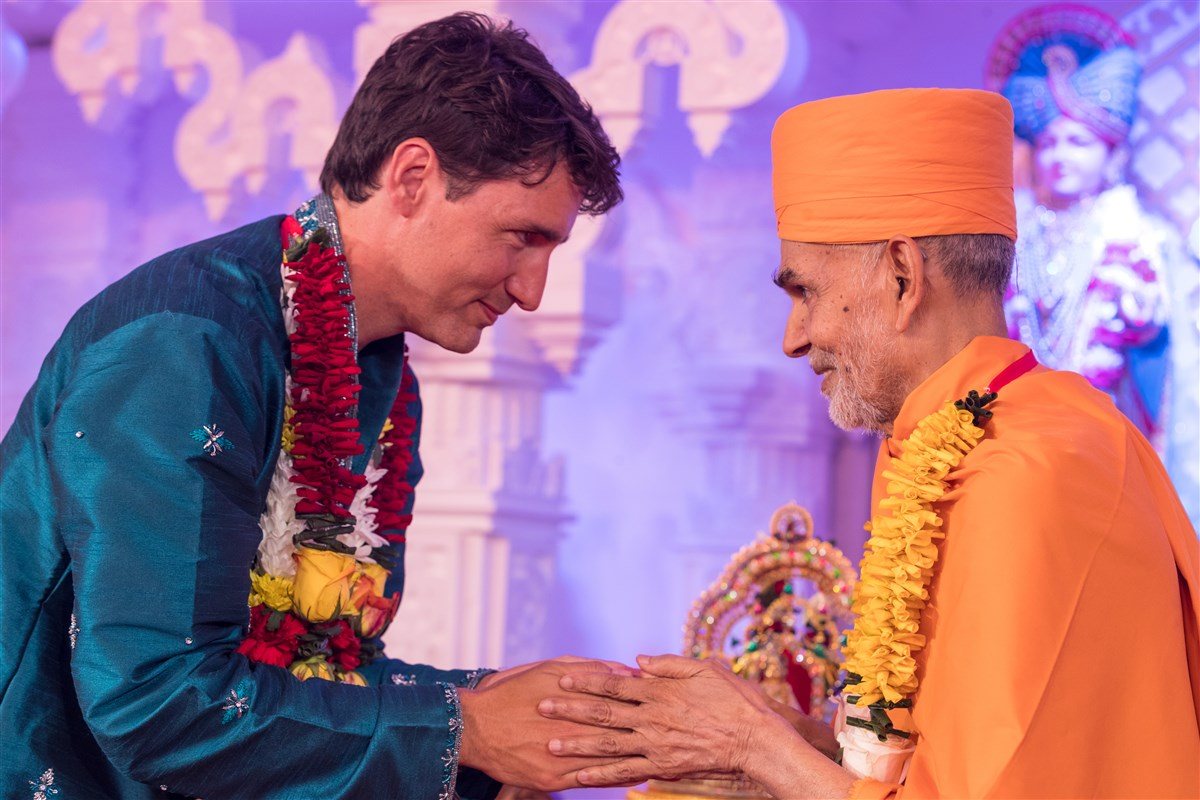 Trudeau with His Holiness Mahant Swami Maharaj at the BAPS Shri Swaminarayan Mandir in Toronto in July 2017 (BAPS Shri Swaminarayan Mandir)