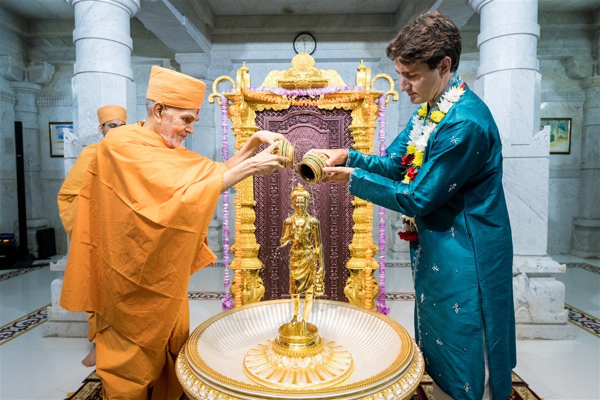 Trudeau with His Holiness Mahant Swami Maharaj at the BAPS Shri Swaminarayan Mandir in Toronto in July 2017 (BAPS Shri Swaminarayan Mandir)