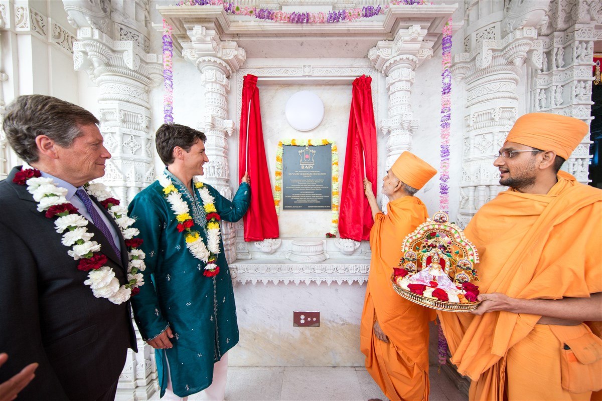 His Holiness Mahant Swami Maharaj and Prime Minister Justin Trudeau unveil a plaque commemorating the 10th anniversary celebrations of the BAPS Shri Swaminarayan Mandir, Toronto, Canada (BAPS Shri Swaminarayan Mandir)