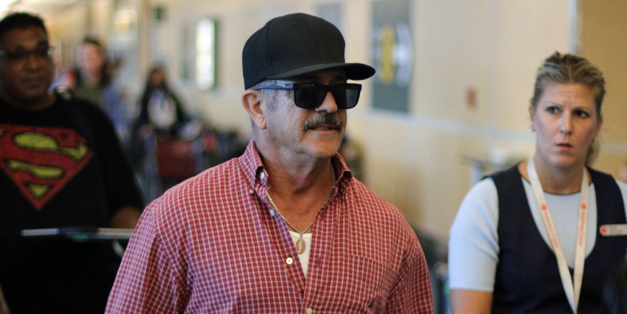 Mel Gibson departs Vancouver airport (PHOTOS)