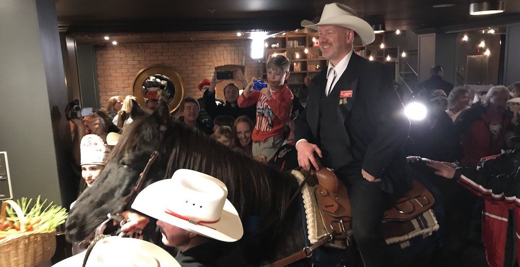 Calgary horse checks into Ottawa hotel at Grey Cup (VIDEO)