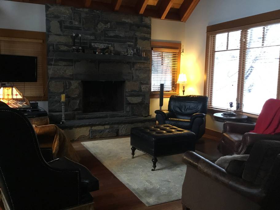 https://www.airbnb.ca/rooms/16115801?location=Whistler%2C%20Canada&adults=8&children=0&infants=0&check_in=2018-11-17&check_out=2018-11-20&s=UyPHX3kz