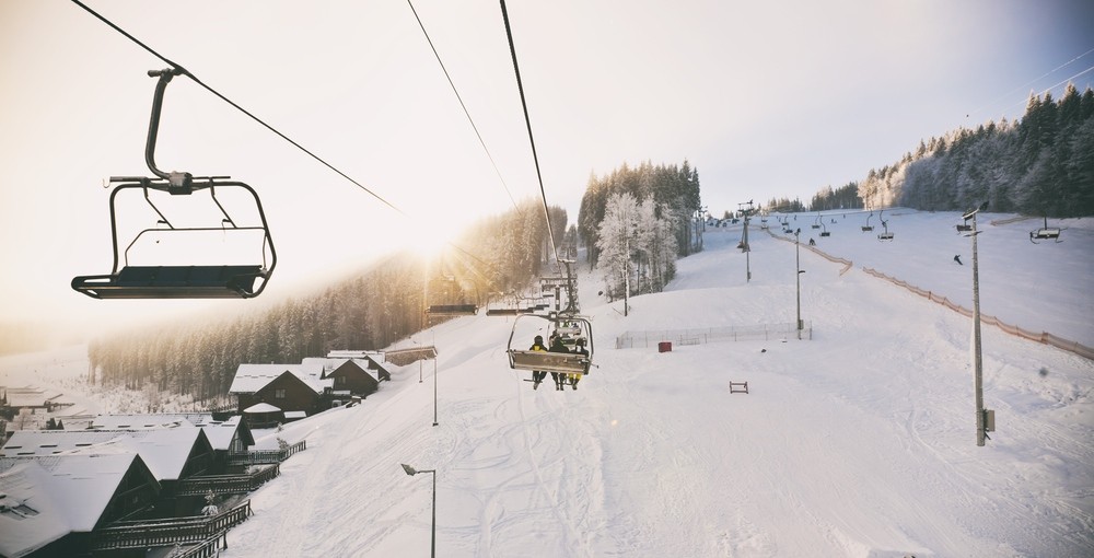 15-year-old girl dies after jumping off a ski lift in Quebec