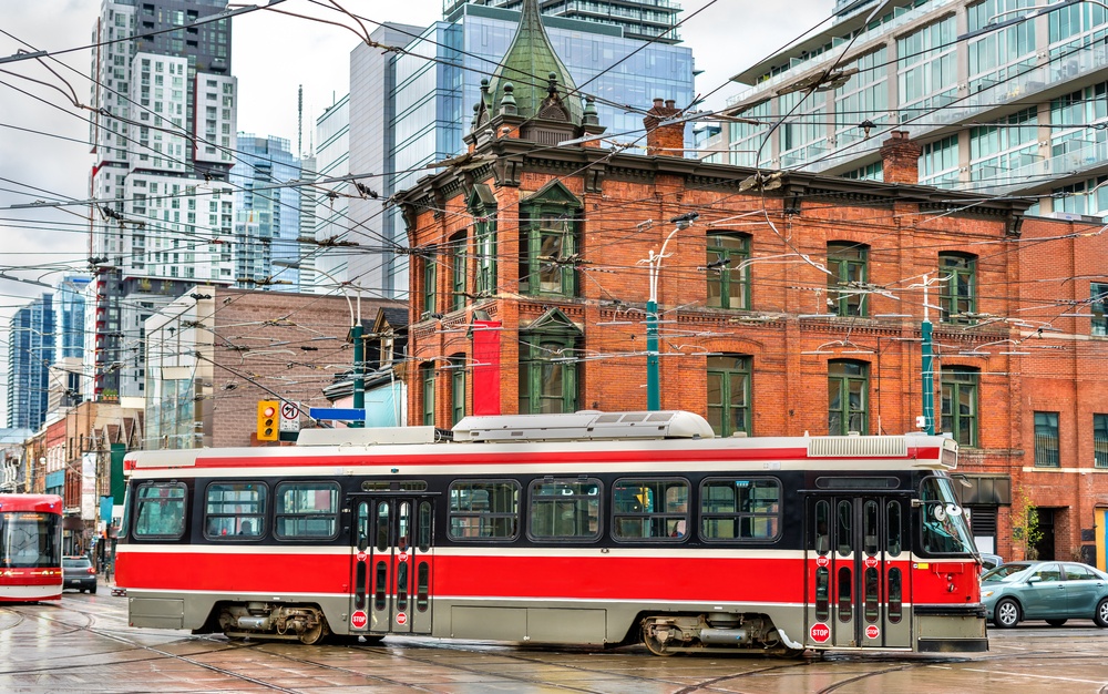 Man suffers multiple stab wounds at Queen and Spadina Friday morning