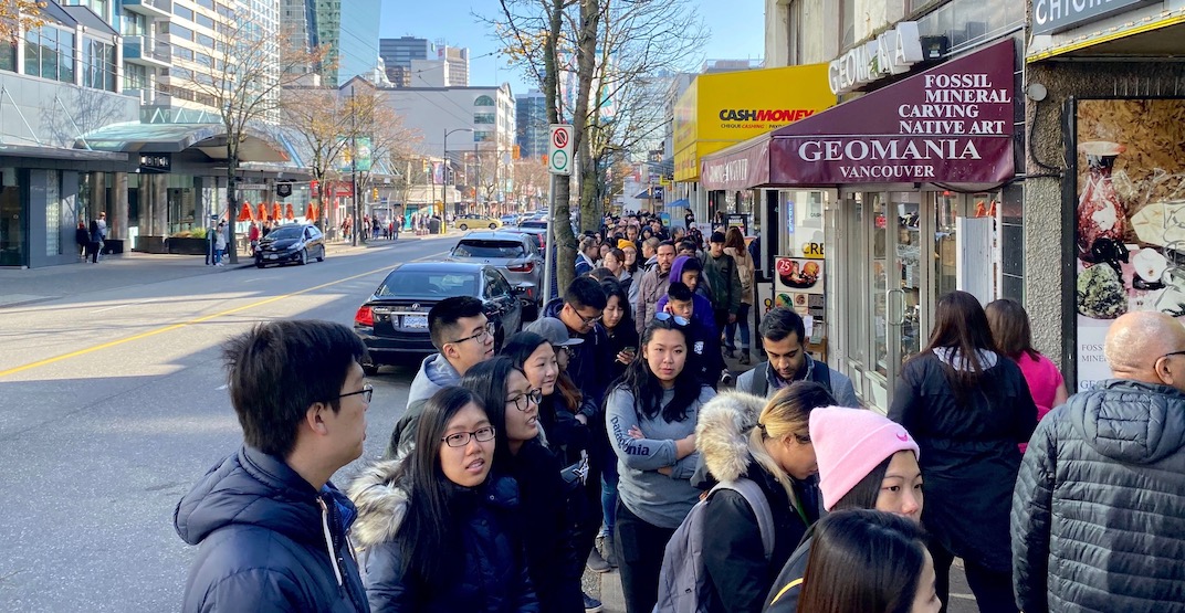 New Taiwanese bubble tea spot draws HUGE lines opening day (PHOTOS)