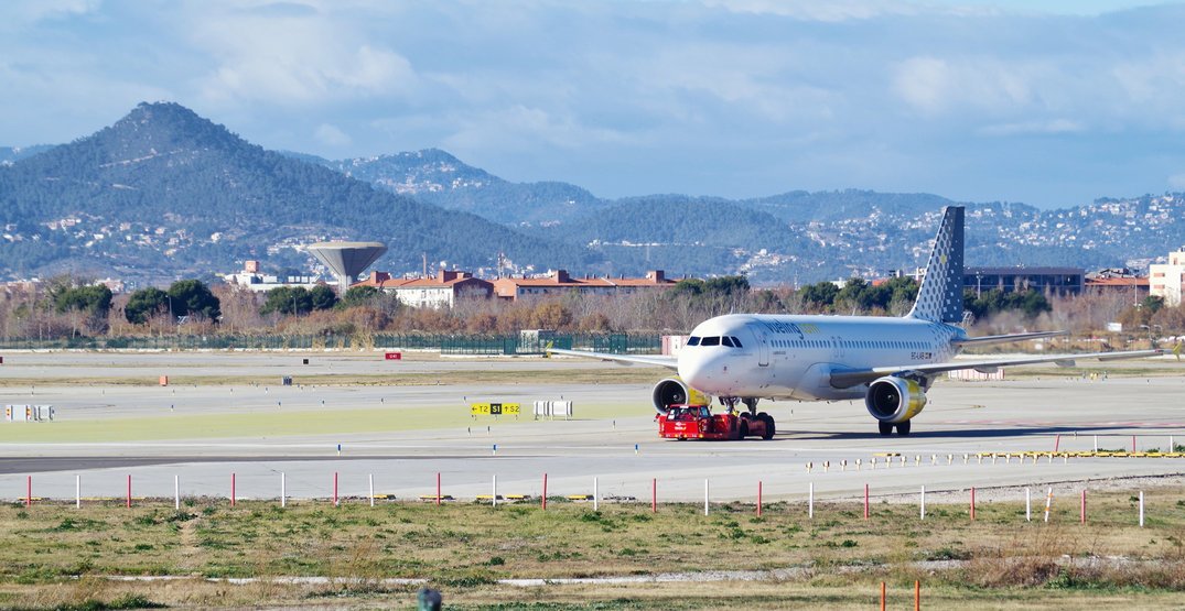 Man allegedly sneaks onto airplane and barricades himself in the bathroom