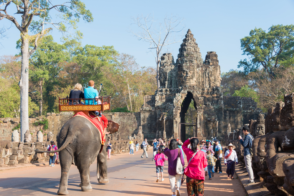 elephant-tourists-angkor-thom