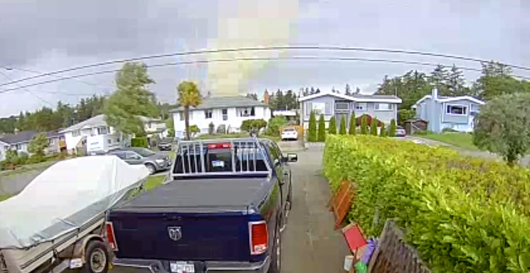 Tornado briefly touches down in neighbourhood near Victoria (VIDEO)