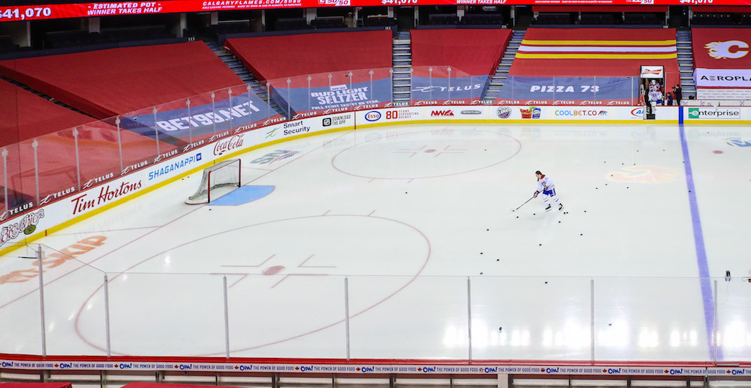 Caufield pranked by Canadiens teammates who steal his helmet before first NHL game
