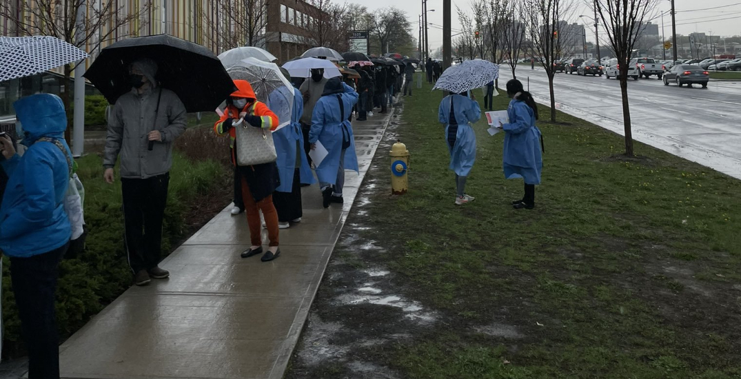 Hundreds brave the rain at Toronto COVID-19 vaccine clinic (VIDEO)