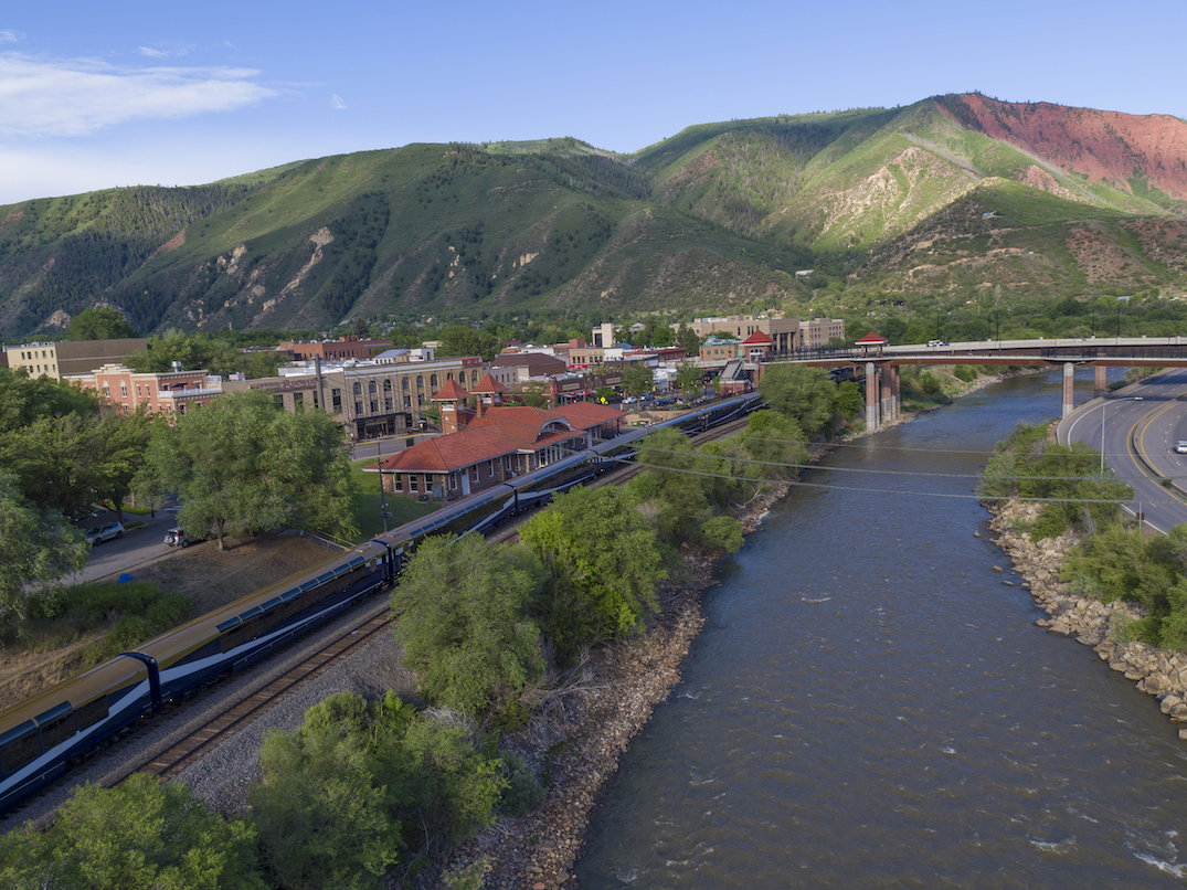 Rocky Mountaineer Rockies to the Red Rocks