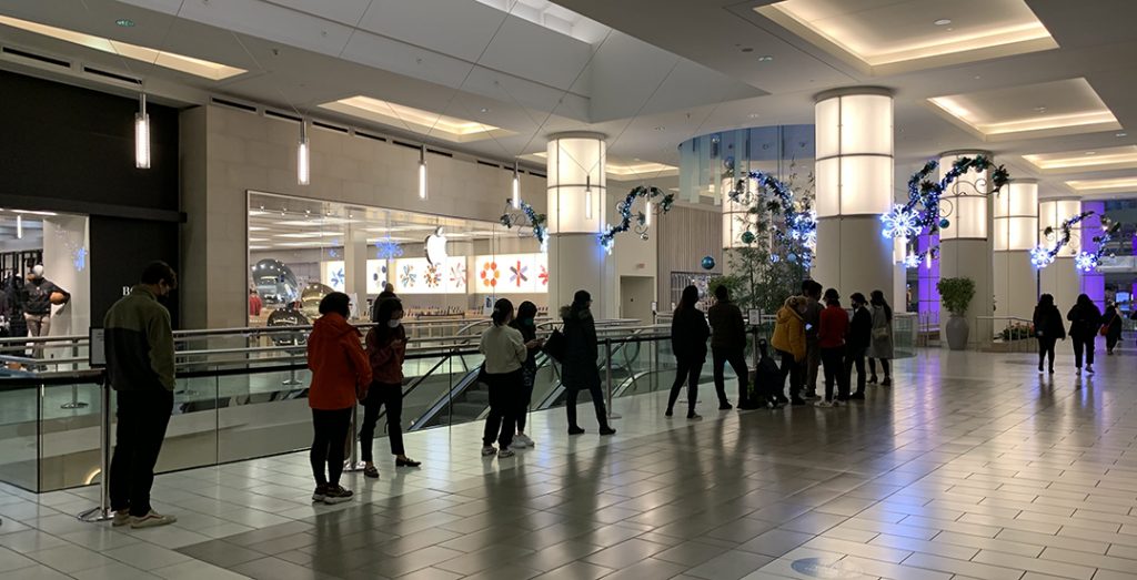 Here's what Black Friday lineups look like at Metrotown so far (PHOTOS