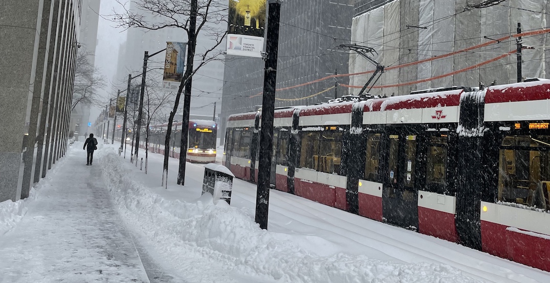 TTC buses and streetcars are getting totally stuck in the snow (VIDEO)