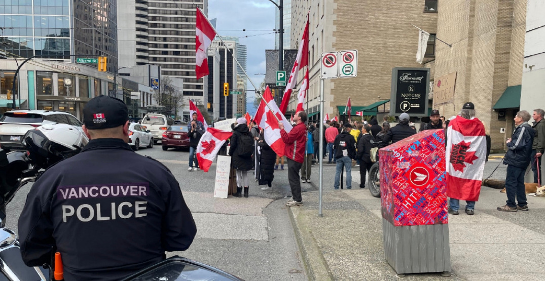 Hundreds of “F*ck Trudeau” protesters gather outside Hotel Vancouver (PHOTOS, VIDEO)