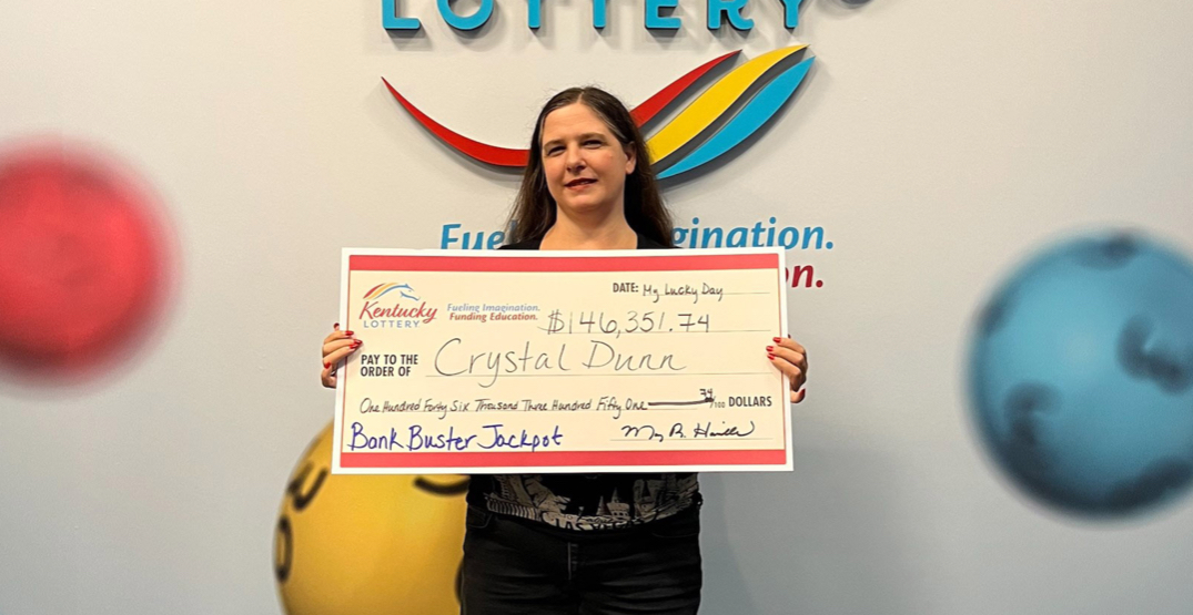 Woman hands out gift cards to strangers after winning the lottery