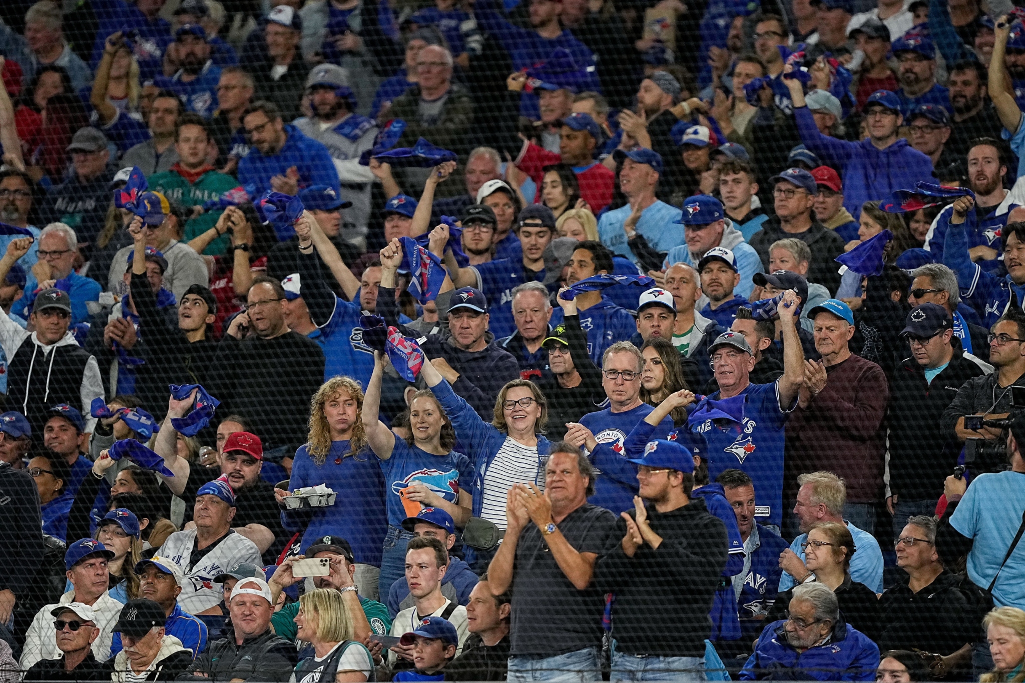 Toronto Blue Jays Fans Have Shattered Their Single Night Hot Dog Record Blue Jays Fans 4