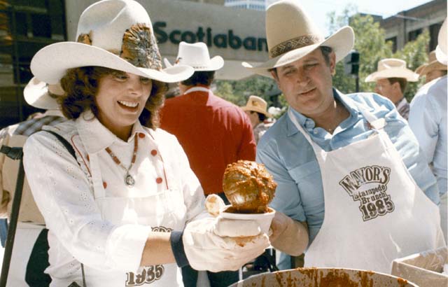 JULY 10, 1985 MAYOR RALPH KLEIN WITH WIFE COLLEEN LADLE UP CHILI DURING THE ANNUAL MAYOR'S STAMPEDE BRUNCH ON THE DOWNTOWN STEPHEN AVENUE MALL. KIM STALLKNECHT, CALGARY HERALD. CALGARY HERALD FILE PHOTO *CALGARY HERALD MERLIN ARCHIVE*