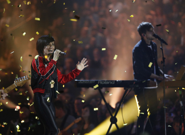 Lights and Sam Roberts Band perform together at Juno Awards.
