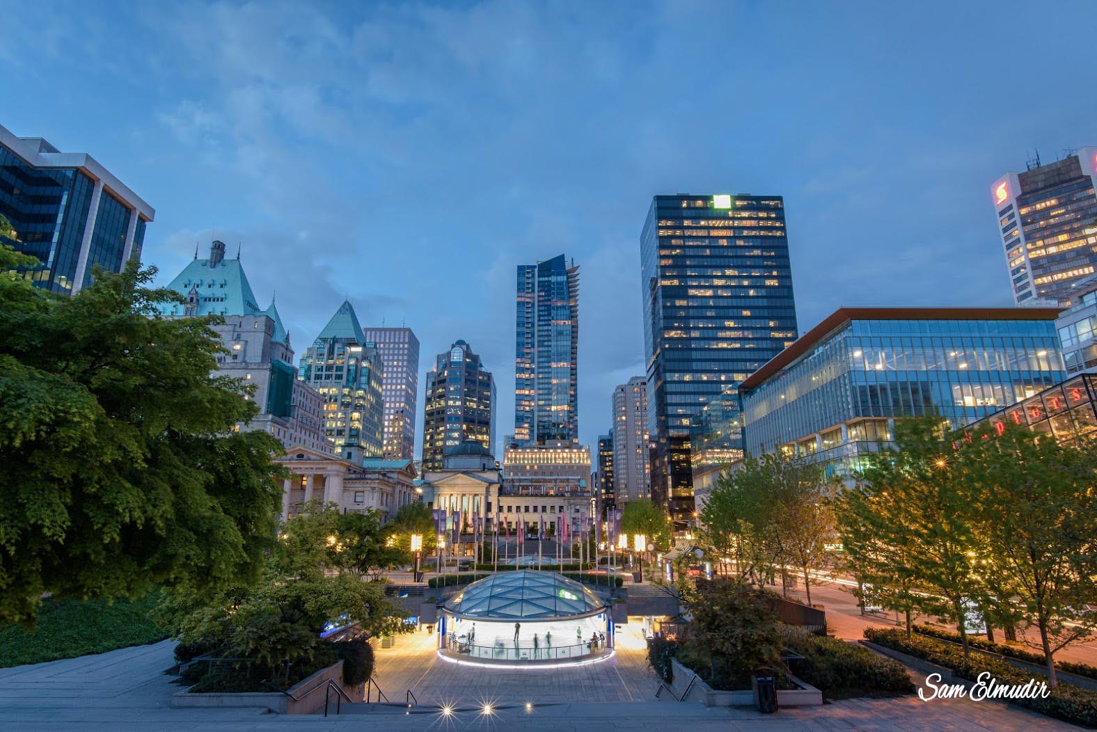 Centre of Downtown / Sam Elmudir