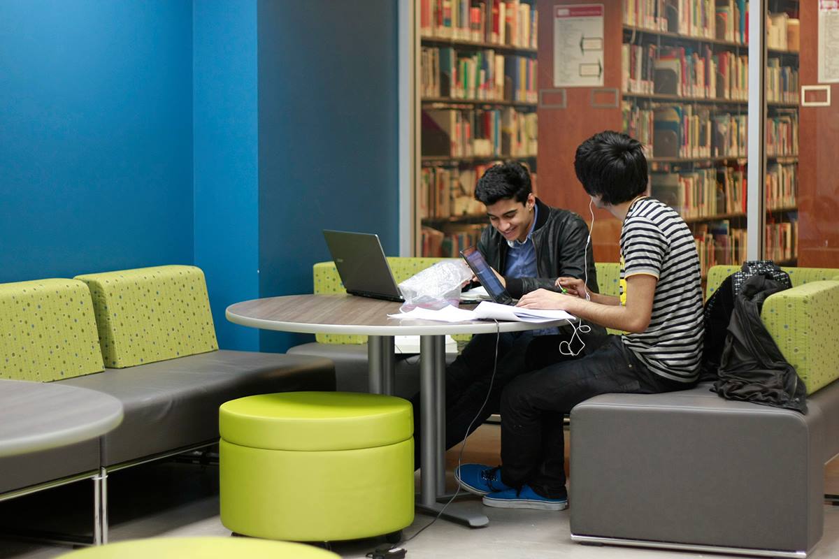 Students in the Bennett Library at SFU (SFU)