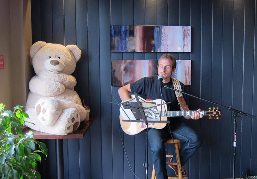 Bearamel Macchiato also liked listening to local music (Facebook)