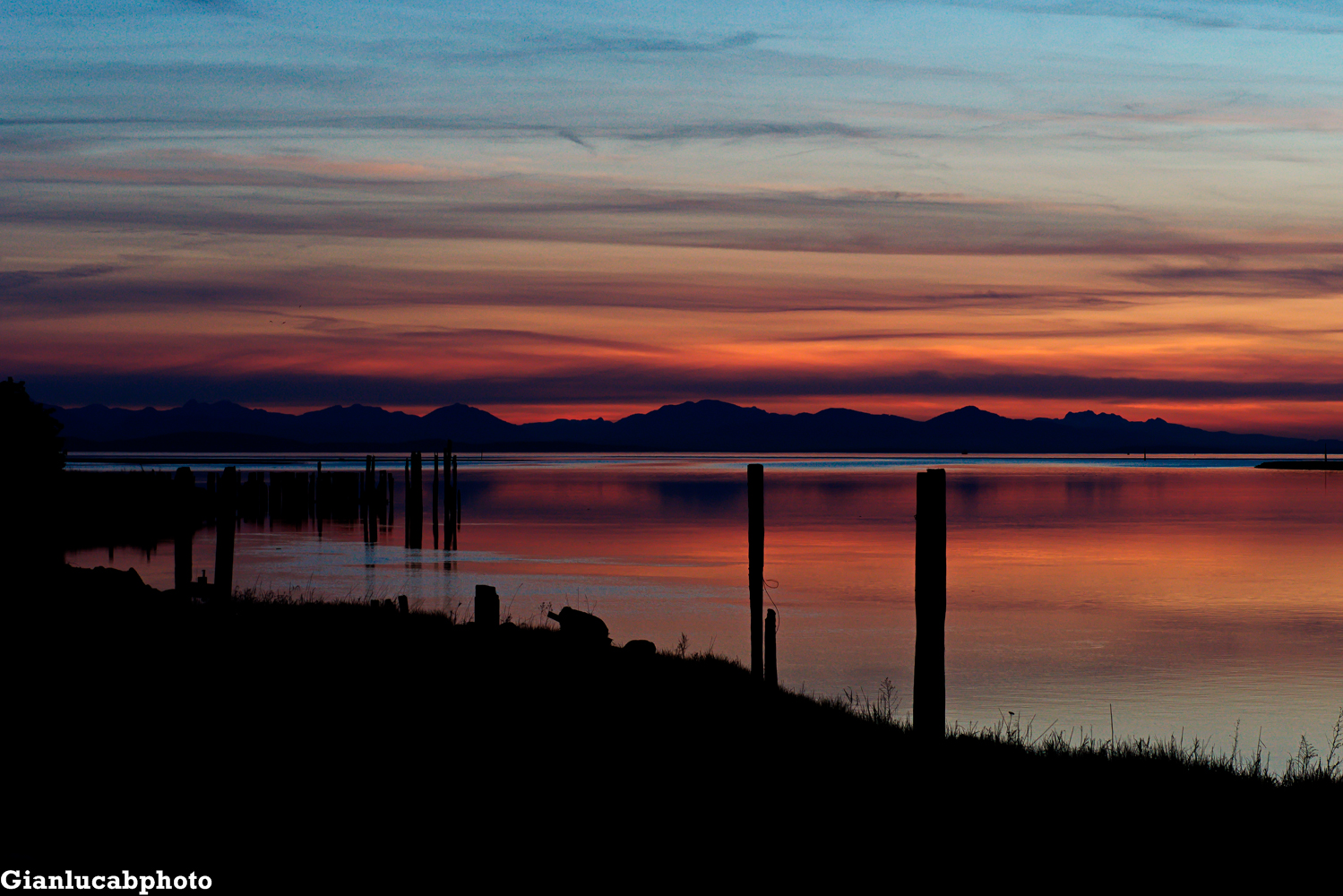 Moutains on the Horizon / @Bongoontech