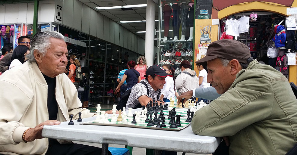 Playing chess in La Candelaria old city in Bogotá (Guillermo Serrano)